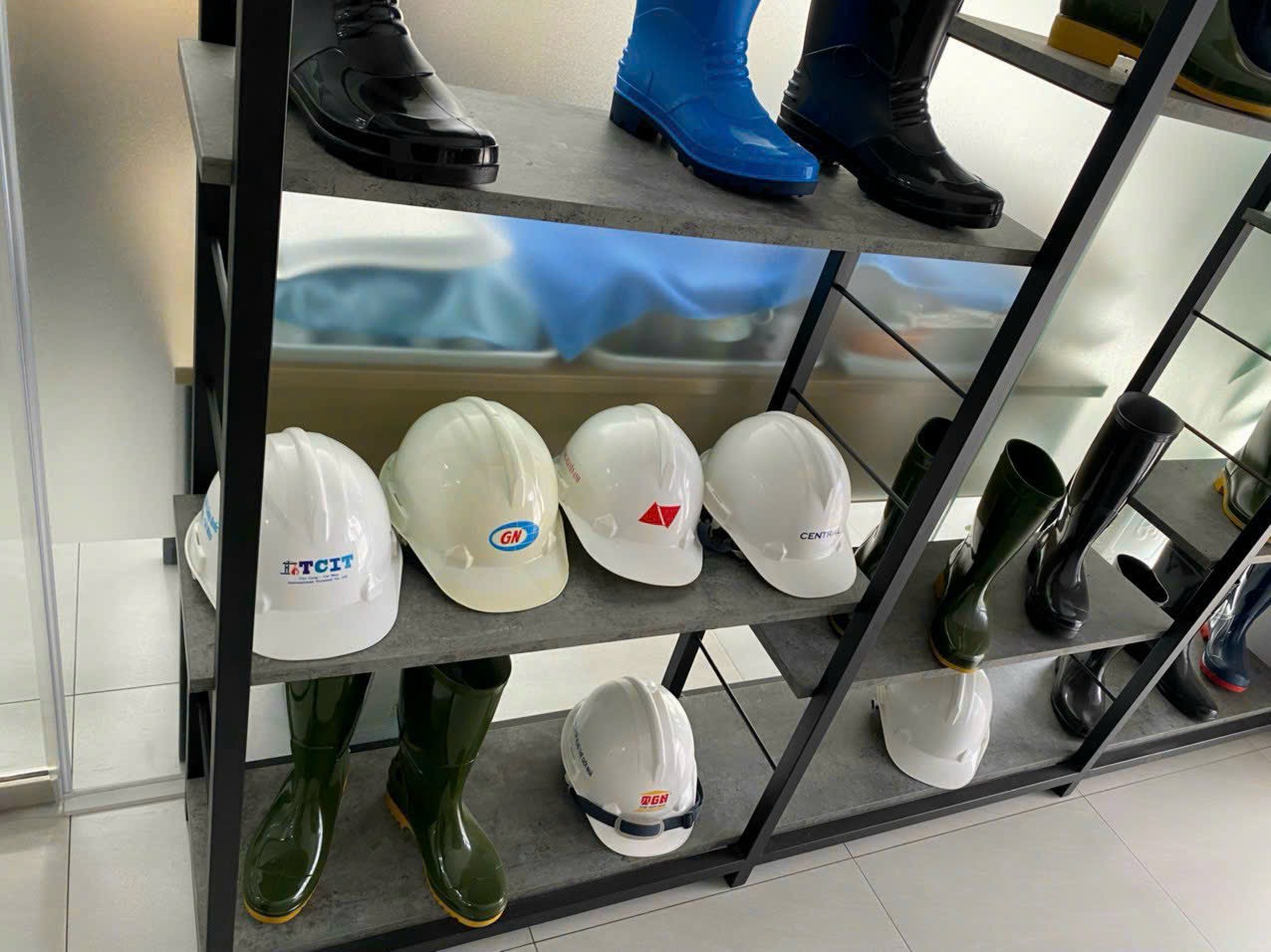 nón ủng thùy dương